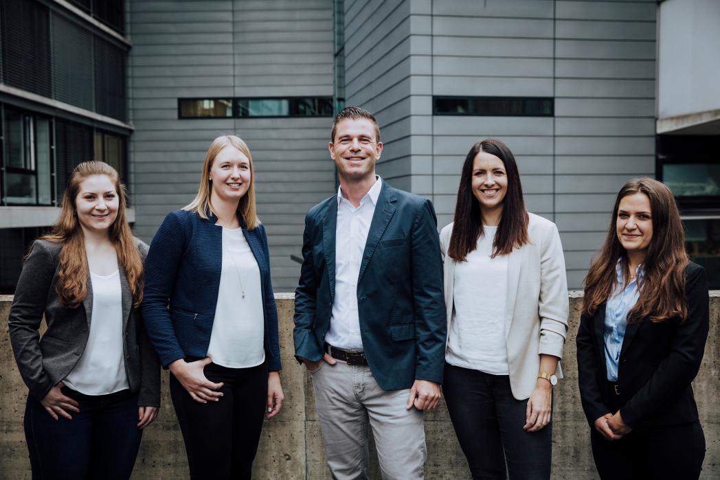 idea Treuhand Team vor dem Bürogebäude